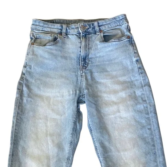 American Eagle Outfitters Light Wash Mom Jeans. Size 6. - Picture 3 of 9